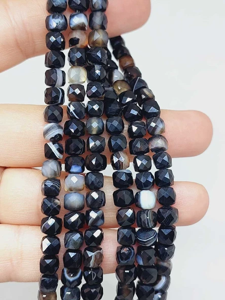 Akik Taşı Küp Şekilli Faset Kesim 4mm Dizi (55992) ürün görseli