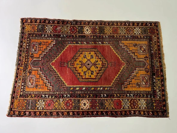 112 x 167 cm Yıkanabilir  Küçük Boy Sarı tonları olan El Dokuma Uşak Kilimi