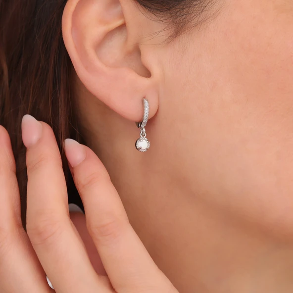 925 Ayar Gümüş Beyaz Opal Taşlı Sallantılı Küpe - Resim 2