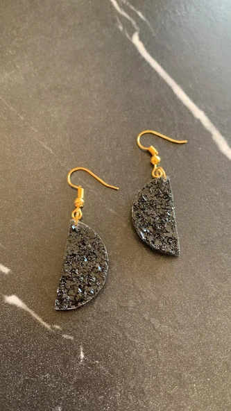 Tırtıklı Kristal Desenli Siyah Renk Gold Aksesuar Büyük Boy Yarım Daire Ay Şekil Epoksi Küpe El Yapımı - Resim 6