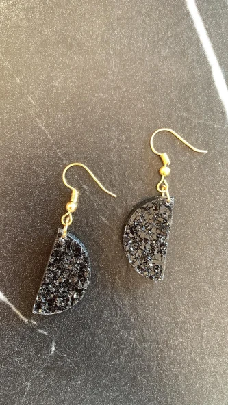 Tırtıklı Kristal Desenli Siyah Renk Gold Aksesuar Büyük Boy Yarım Daire Ay Şekil Epoksi Küpe El Yapımı - Resim 8