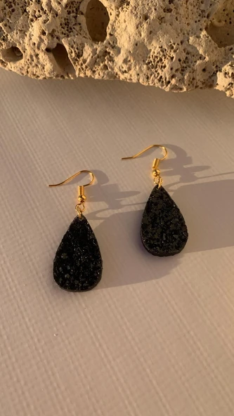 Tırtıklı Kristal Desenli Parlak Siyah Renk Gold Aksesuar Büyük Boy Damla Şekil Epoksi Küpe El Yapımı ürün görseli