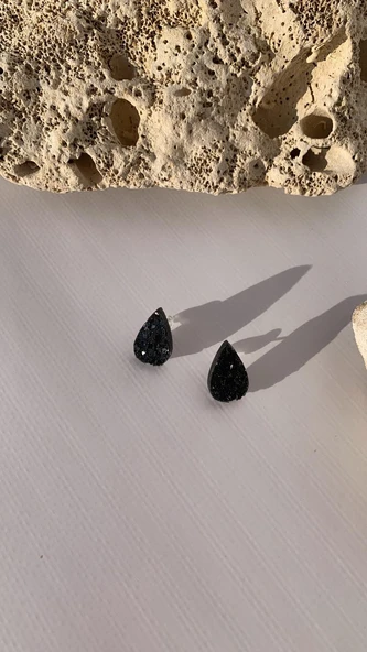 Tırtıklı Kristal Desenli Parlak Siyah Renk Gold Aksesuar Orta Boy Damla Şekil Epoksi Küpe El Yapımı