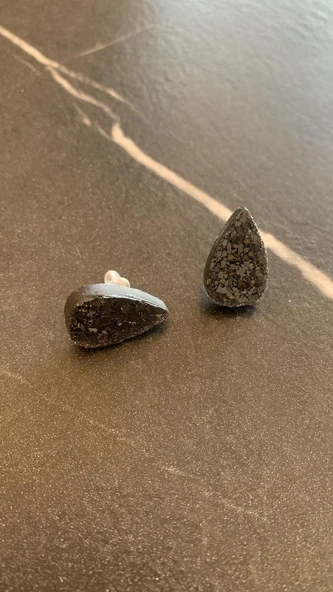 Tırtıklı Kristal Desenli Parlak Siyah Renk Gold Aksesuar Orta Boy Damla Şekil Epoksi Küpe El Yapımı - Resim 3