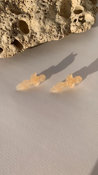 Sedefli Turuncu Renk Melek Şekil Gold Aksesuarlı 2.5cm Epoksi Küpe El Yapımı Hediyelik ürün görseli