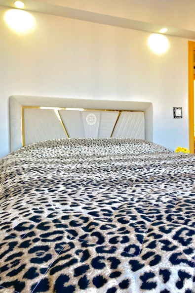 Leopar Desenli Çok Amaçlı Kapitoneli Pike Yatak Örtüsü Çift Kişilik
