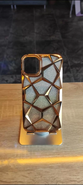 İPhone 13 /  İPhone 14 Uyumlu Taşlı Baklava Desenli Karbon Kapak Hologramlı Darbe Korumalı Kılıf