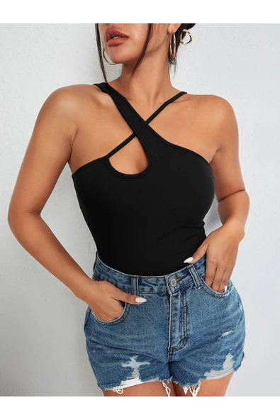 Siyah Renk Asimetrik Yaka Düz Desensiz İnce Çarpaz Askılı Likralı Fitilli Kaşkorse Crop Top Bluz