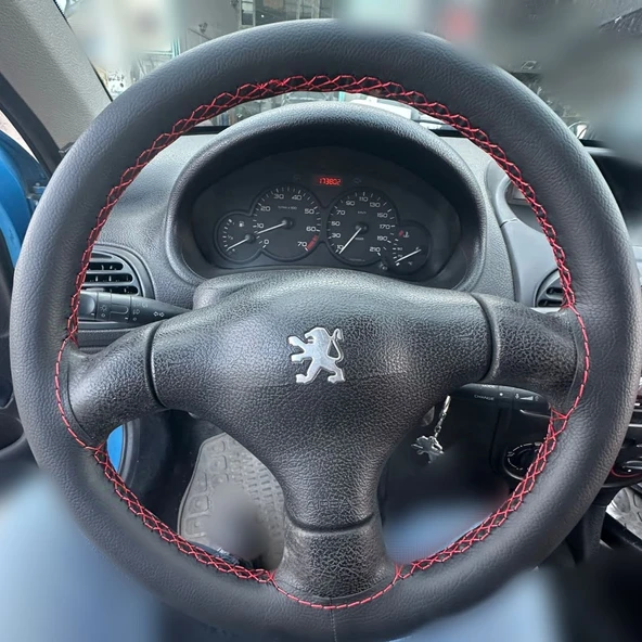 DİKİŞLİ DİREKSİYON KILIFI İTHAL DAMARLI SİYAH DERİ KIRMIZI DİKİŞLİ PEUGEOT İÇİN ürün görseli