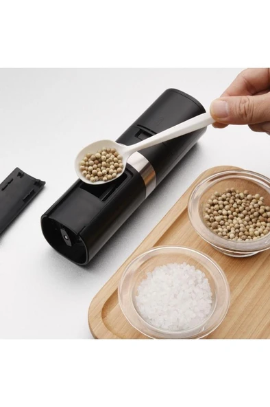 Bright Elegance BE-2220 2'li Standlı Pilli LED Işıklı Otomatik Tuz ve Karabiber Öğütücü Değirmeni - 3