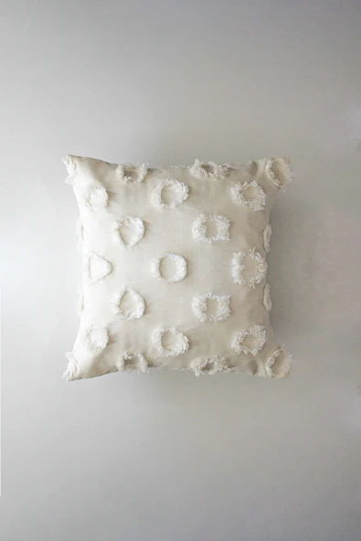 Tüylü ve Desenli Kırlent - 45x45 cm Şık ve Konforlu Dekoratif Yastık