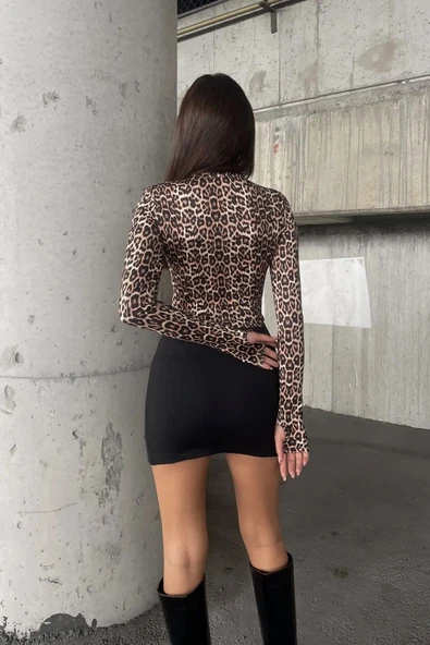 Leopar Desenli Parmak Geçme Detaylı Dik Yaka Body - 2