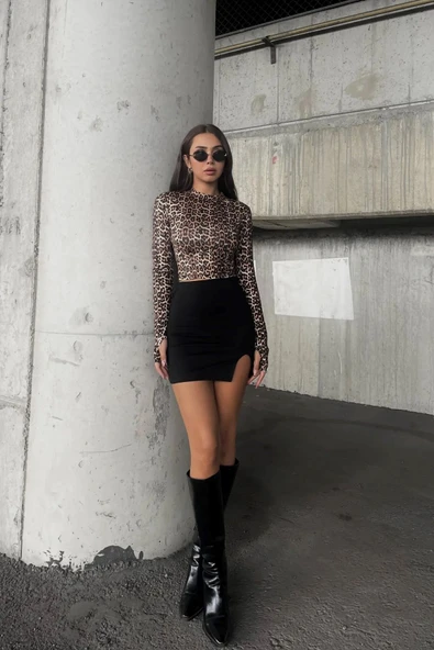 Leopar Desenli Parmak Geçme Detaylı Dik Yaka Body - 5