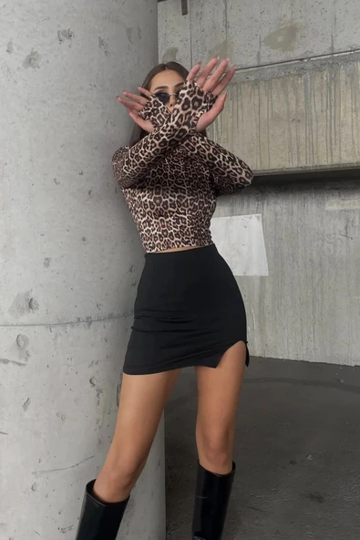 Leopar Desenli Parmak Geçme Detaylı Dik Yaka Body - 4