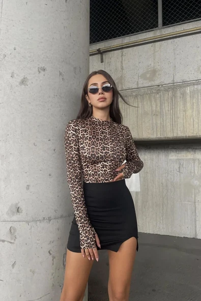 Leopar Desenli Parmak Geçme Detaylı Dik Yaka Body - 6