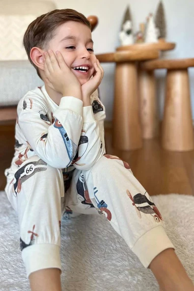 Erkek Çocuk Üzerinde Helikopter ve Araba Digital Baskılı Krem Pijama Takımı - 2