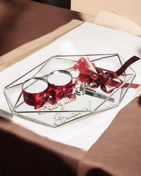 Elation Gümüş Prizma Söz Nişan Yüzük Tepsisi Kırmızı