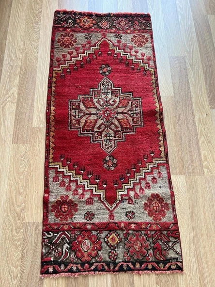 63x144 cm Vintage Yolluk, Küçük Boy El Dokuma Kırmızı Yolluk, Canlı Renkli ve Harika Kondisyonlu Ev Dekoru