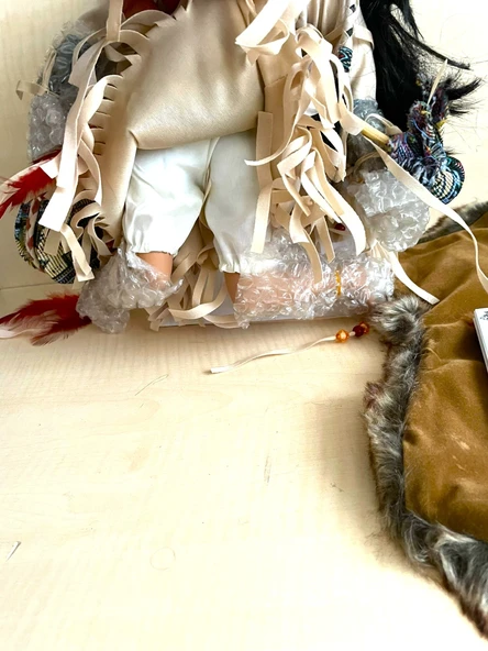 SERTİFİKALI KIZILDERİLİ BEBEK DİZLERİ ÜZERİNE ÇÖKMÜŞ PORSELEN BEBEK OYUNCAK BEBEK - 3