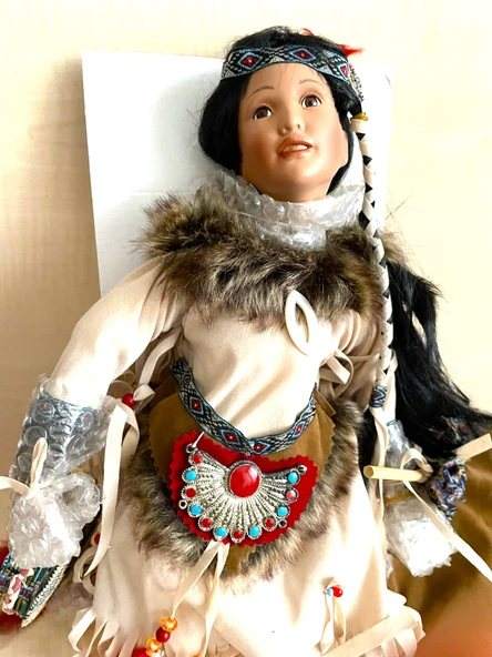 SERTİFİKALI KIZILDERİLİ BEBEK DİZLERİ ÜZERİNE ÇÖKMÜŞ PORSELEN BEBEK OYUNCAK BEBEK - 5