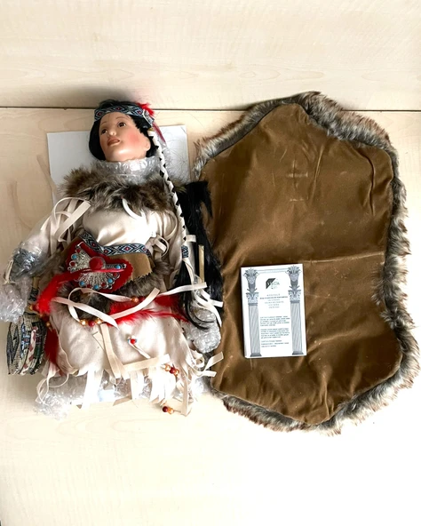 SERTİFİKALI KIZILDERİLİ BEBEK DİZLERİ ÜZERİNE ÇÖKMÜŞ PORSELEN BEBEK OYUNCAK BEBEK