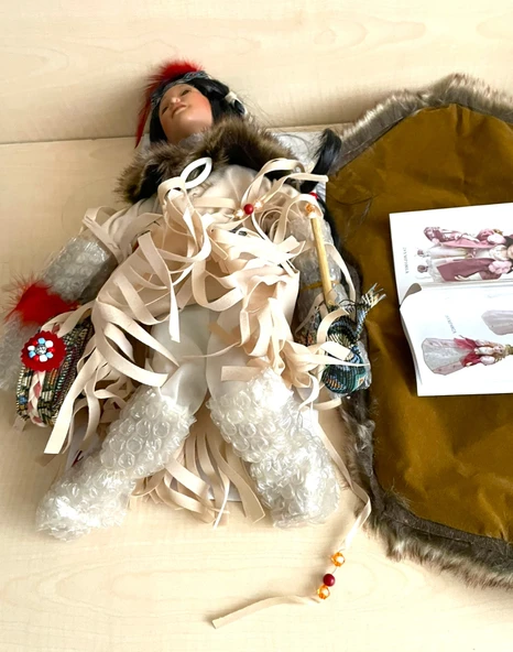 1 ADET SIFIR SERTİFİKALI KIZILDERİLİ BEBEK DİZLERİ ÜZERİNE ÇÖKMÜŞ PORSELEN BEBEK OYUNCAK BEBEK - 4