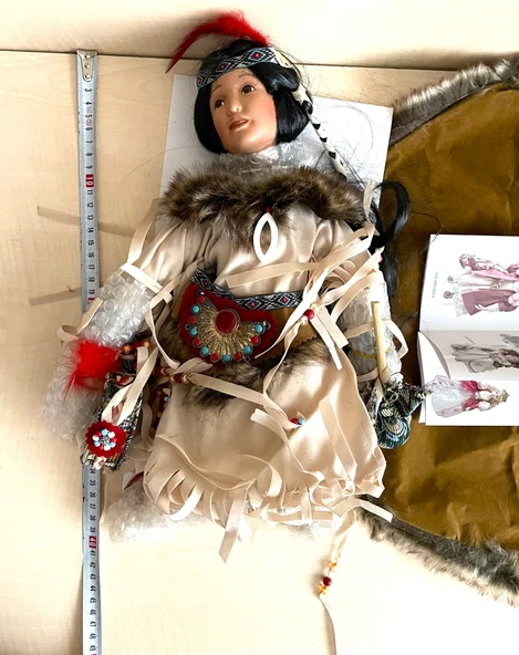 1 ADET SIFIR SERTİFİKALI KIZILDERİLİ BEBEK DİZLERİ ÜZERİNE ÇÖKMÜŞ PORSELEN BEBEK OYUNCAK BEBEK - 5