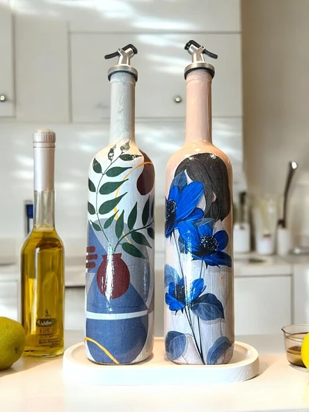 El yapımı Mavi Çiçekli Kız Desenli Sunum Stantlı 75 ml Zeytinyağı Sıvıyağ Şişesi Yağdanlık 2 li set