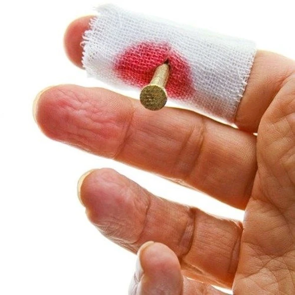 Parti Aksesuar Kumaş Üzeri Kırmızı Renk Kanlı Çivi Geçmiş Parmak Şakası ürün görseli 1