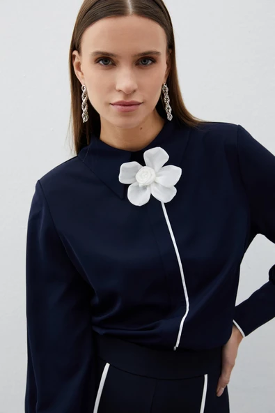 Yaka Çiçek Detaylı Bluz - LACİVERT - 4