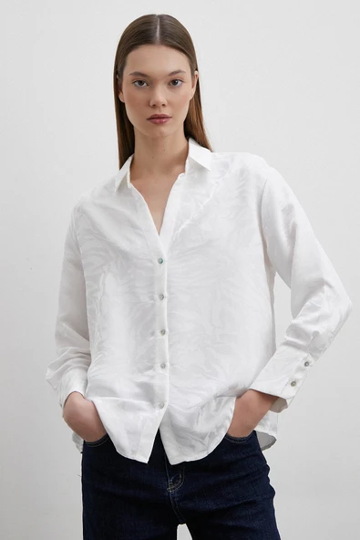 Jakarlı V Yaka Gömlek Beyaz ürün görseli