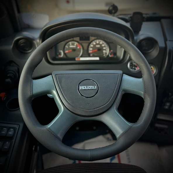 DİKİŞLİ DİREKSİYON KILIFI İTHAL SİYAH DERİ SİYAH DİKİŞLİ ISUZU NOVO İÇİN ürün görseli