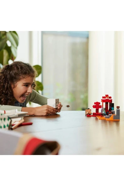 ® Minecraft® Nether Geçidi Pususu 21255  - 8 Yaş ve Üzeri İçin Yapım Seti (352 Parça) - 10