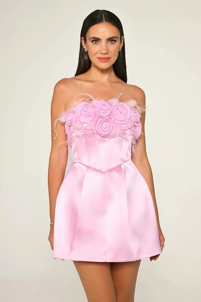 Alfa Beta Straplez Üst Çiçek Aksesuarlı Mat Saten Kısa Abiye Elbise