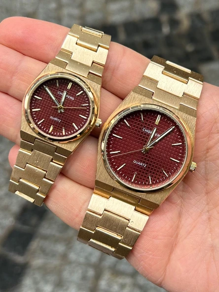 Kırmızı Kadranlı Gold Renk Fırçalanmış Metal Yüzey Çift Kol Saati Seti: Modern ve Şık Tasarım