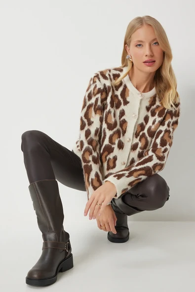 VıoShıne Kadın Leopar Desenli Düğmeli Sakallı Hırka - 3