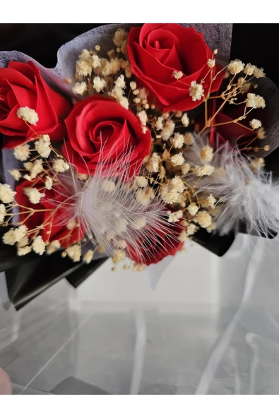 Büyük Kutulu Siyah Tüy Dekorlu  Gül Hediyelik Özel Gün Buketi Sevgililer Günü