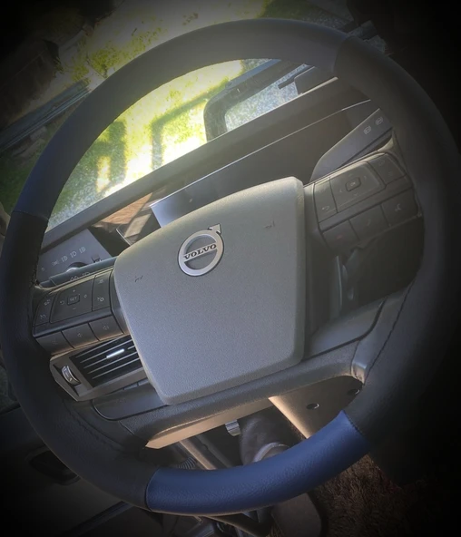 DİKİŞLİ DİREKSİYON KILIFI SİYAH DERİ MAVİ DERİ SİYAH DİKİŞLİ YENİ VOLVO TIR KAMYON İÇİN - Resim 2