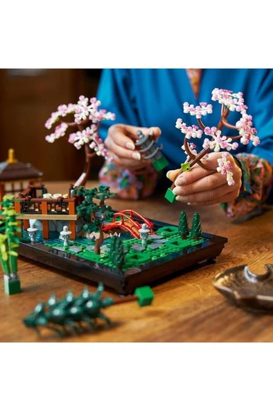 LEGO ® Icons Huzurlu Bahçe 10315 - Yetişkinler için Yaratıcı Yapım ve Sergileme Seti (1363 Parça) - 10