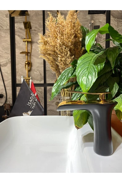 Siyah Lavabo Bataryası Şelale Musluk Altın Siyah Lavabo Bataryası Şelale Akışlı ürün görseli