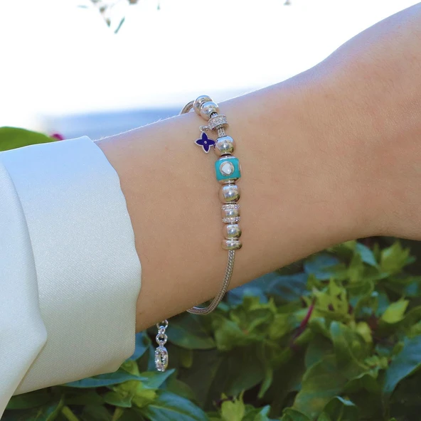 Kalpli Charmlı Gümüş Bileklik - Resim 2