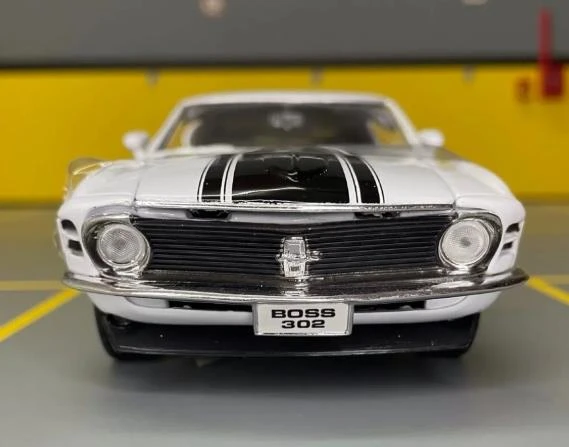 Welly Koleksiyon 1 / 24  1970 Ford Mustang Boss Beyaz Model Metal Araba - 8