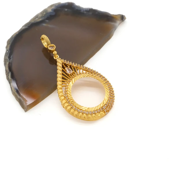 Yarım Altın Çerçeveli Kolye Ucu Altın Kaplama İşlemeli TGR-713 - Resim 2