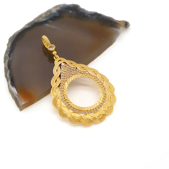 Yarım Altın Çerçeveli Kolye Ucu Altın Kaplama İşlemeli TGR-706 - Resim 2