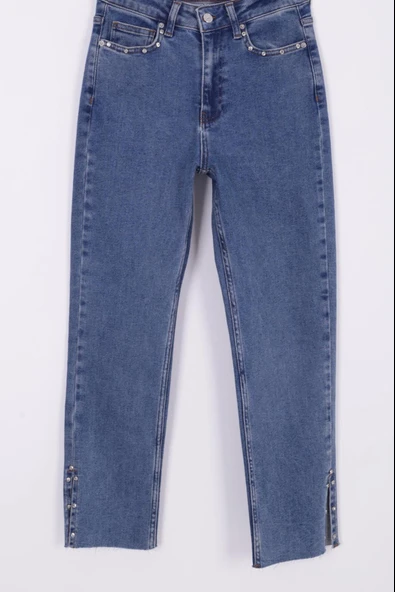 Paçaları Taş Detaylı Ve Yanı Yırtmaçlı Flare Paça Yüksek Bel Mom Fit Kadın Kot Pantolon Orta Mavi