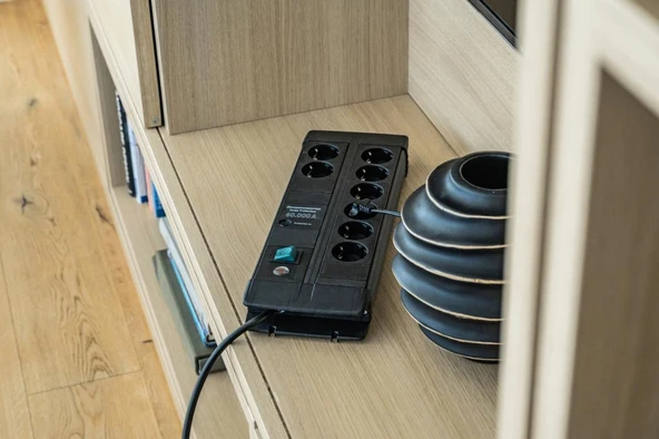 Brennenstuhl Premium-Line Duo Serisi 5 Yıl Garantili 60.000 Amper Akım Korumalı Özellikli 8 Soketli 3 Metre Kablolu Priz - Resim 3