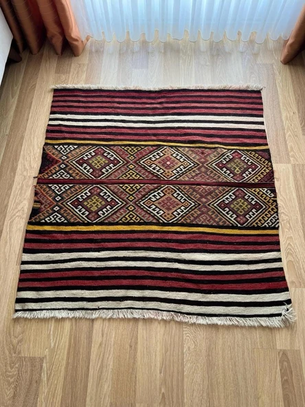 122x125 cm Çizgili Türk Kilim, Ender Bulunan Akrep Motifli El Dokuma Kilim, Yumuşak ve Şık Zemin Halısı