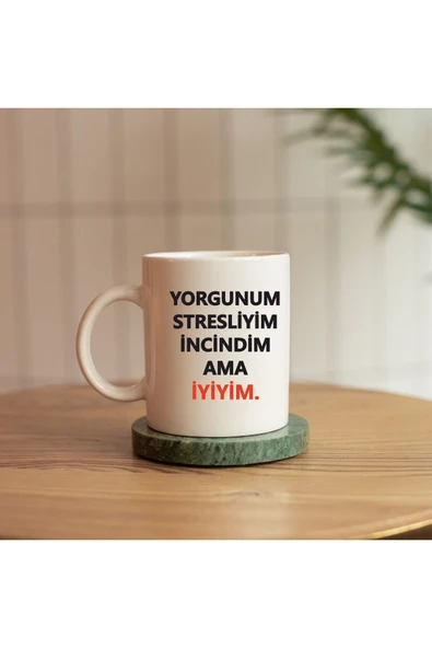 ALPŞAN TİCARET  YORGUNUM STRESLIYIM İNCİNDİN AMA İYİYİM BASKILI KUPA ürün görseli