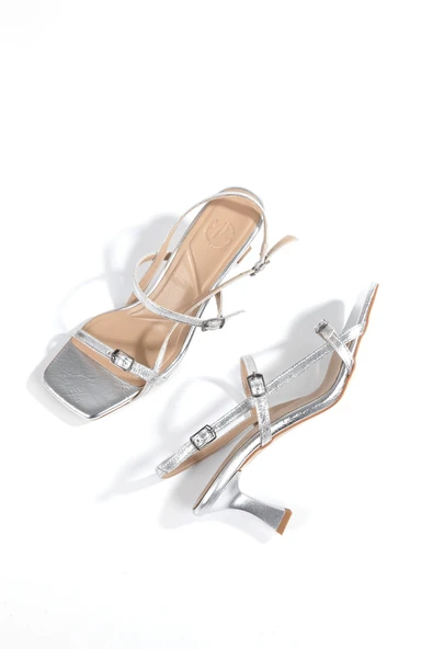 Minifilar Gümüş Lame Sandalet Kısa Topuklu İnce Bantlı Ayakkabı ürün görseli