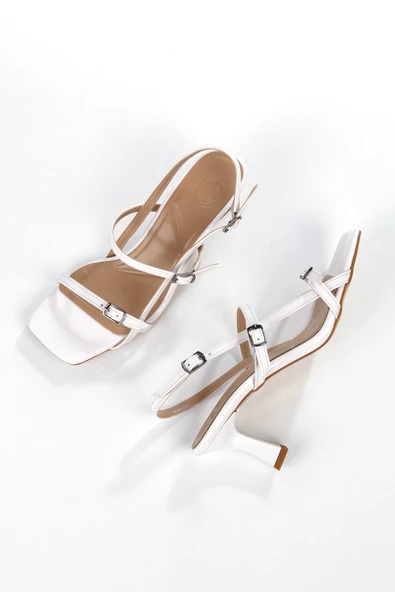 MiniFilar Beyaz Rugan Sandalet Üç Bantlı Topuklu Ayakkabı ürün görseli